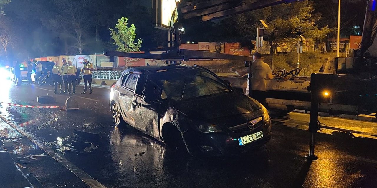 İstanbul- Üsküdar'da Otomobil Kaldırıma Çıkarak Devrildi: 1 Yaralı