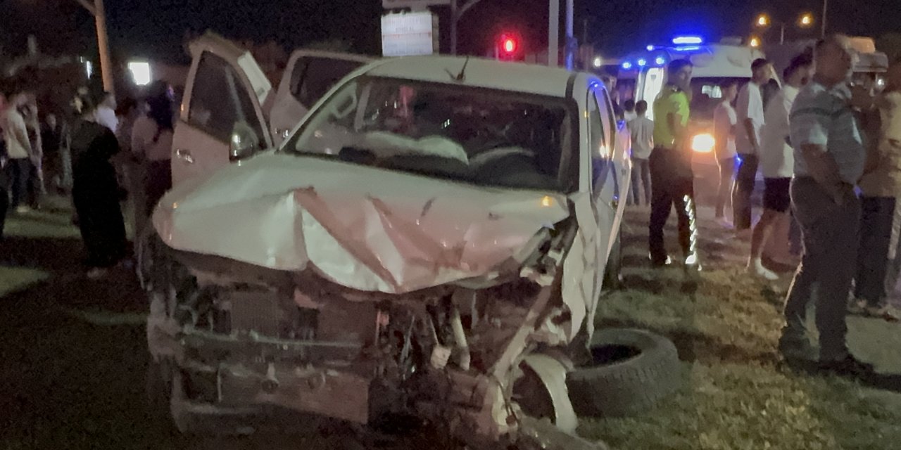 Işık İhlali Yapan Kamyonet, 2 Araca Çarptı: 1 Ölü, 2 Yaralı