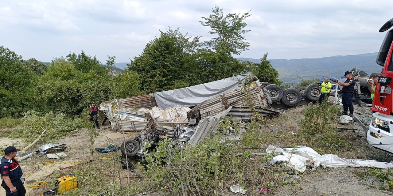Bolu Dağı'nda kum yüklü TIR karşı şeride geçip otomobile çarptı: 2 ölü, 2 yaralı