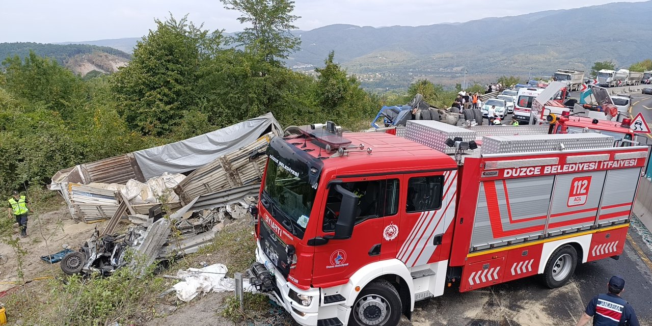 Düzce Bolu Dağı'nda Kum Yüklü Tır Karşı Şeride Geçip Otomobile Çarptı: 3 Ölü, 1 Yaralı (2)