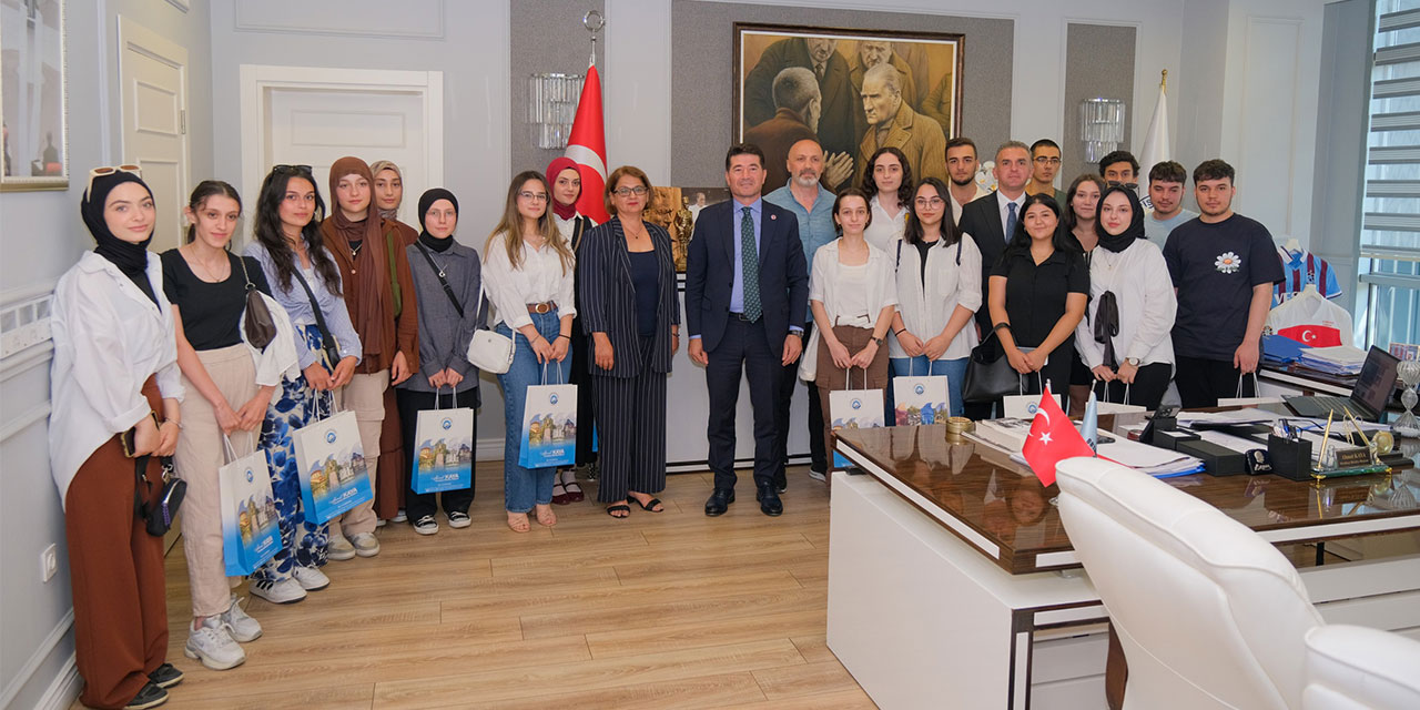 Başkan Kaya, YKS’yi kazanan öğrencileri makamında ağırladı
