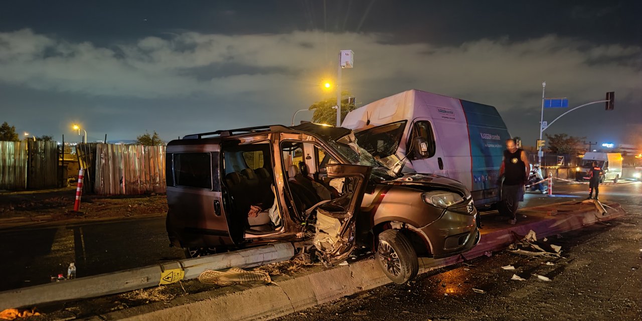 Ümraniye'de Hafif Ticari Araç İle Minibüs Çarpıştı: 3'ü Bebek, 8 Yaralı