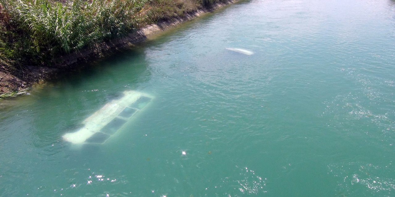 Kamyonet ile çarptığı minibüs su kanalına düştü; 1'i ağır, 2 yaralı