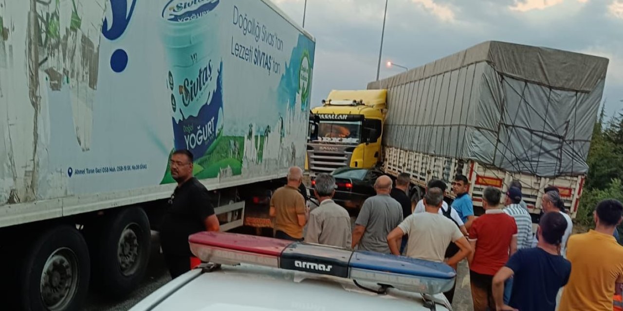 Çorum'da Otomobil, Tır'a Çarptı: 4 Yaralı