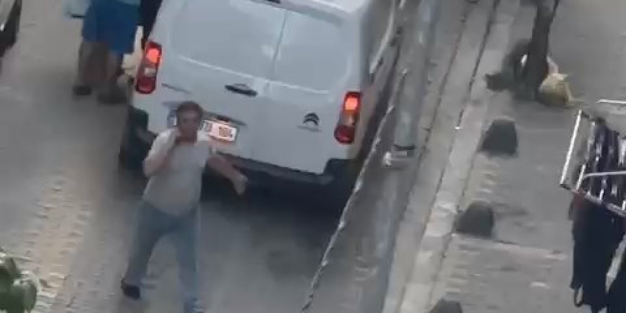 İstanbul-küçükçekmece'de Ters Yön Kavgasında Tekme Ve Yumruklar Havada Uçuştu