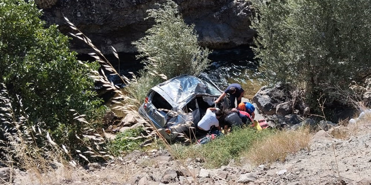 Gümüşhane'de dere yatağına devrilen otomobilin sürücüsü öldü