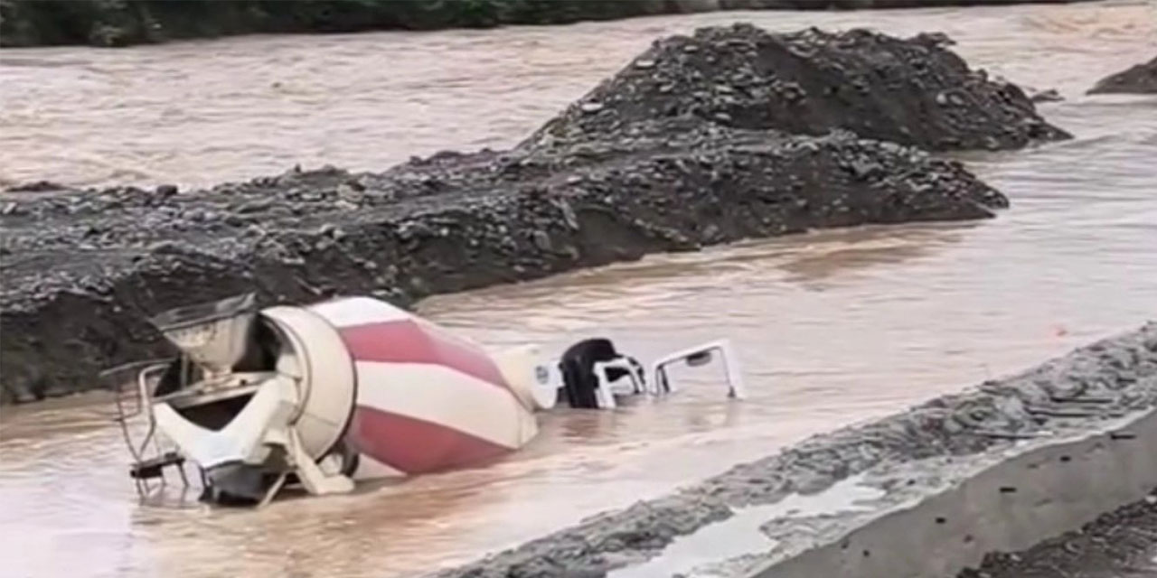 Artvin'de beton mikseri dereye düştü; sürücü, son anda kurtuldu