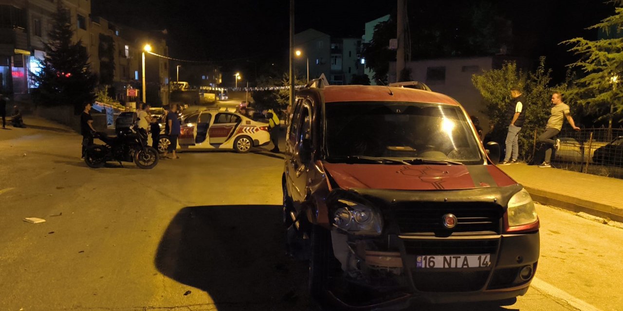 Bursa'da Hafif Ticari Araçla Çarpışan Motosikletteki 2 Kişi Yaralandı