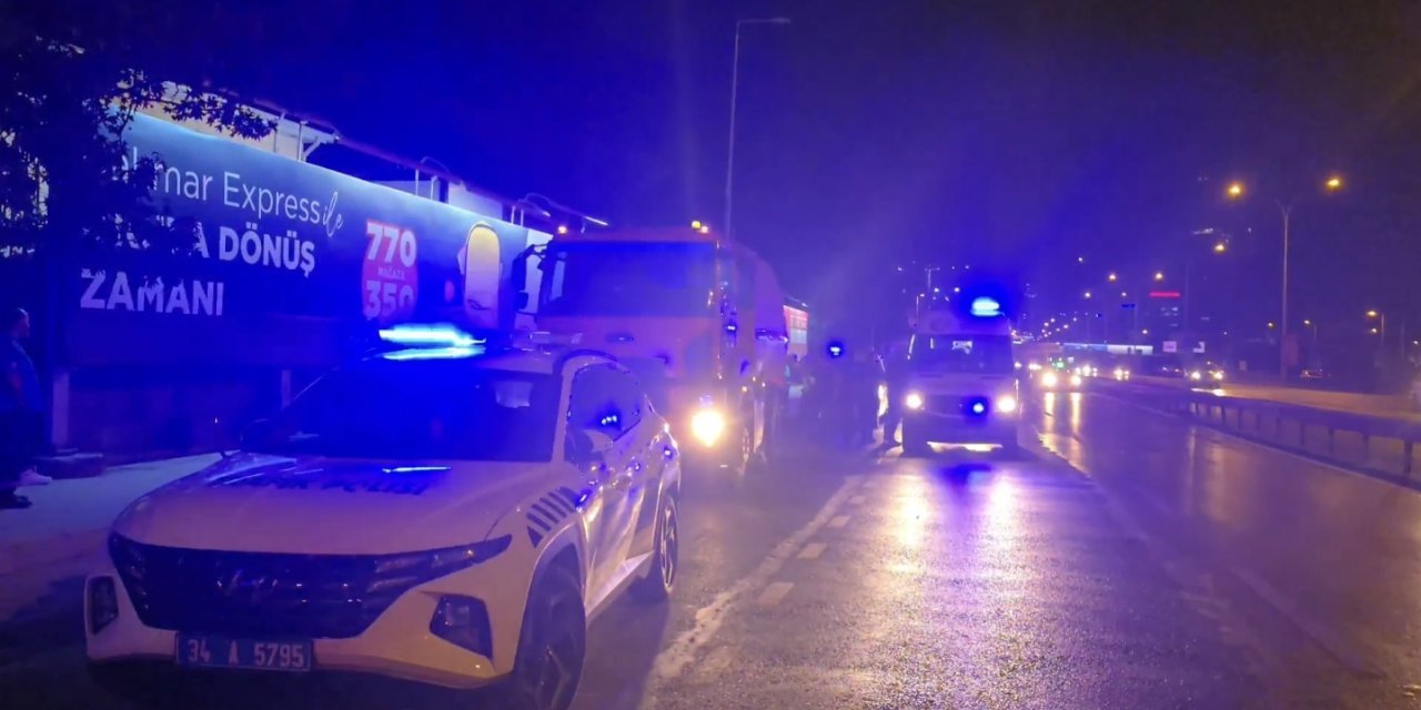 İstanbul- Üsküdar'da Motosikletli Yol Temizleme Aracına Çarptı: 1'i Ağır 2 Yaralı