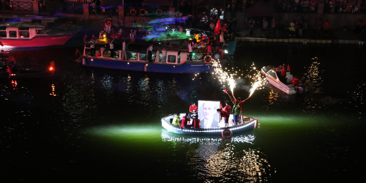 Eskişehir'de, 30 Ağustos Zafer Bayramı'nda Fener Alayı