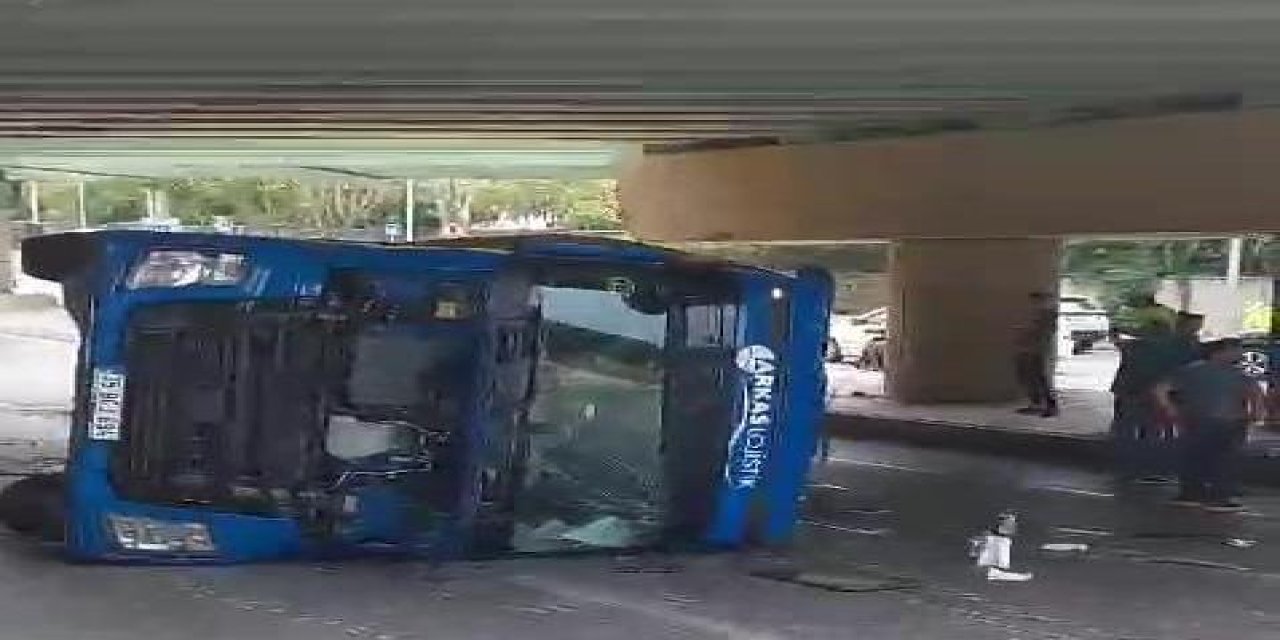 Alt geçide çarpan TIR, İETT otobüsünün üzerine devrildi