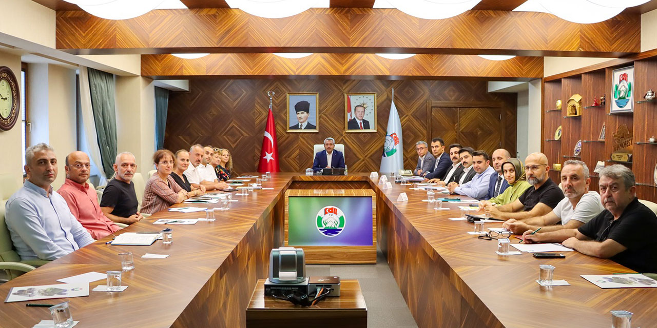 Vali Baydaş üniversite öğrencilerine burs sağlayan dernek ve vakıf temsilcileriyle görüştü