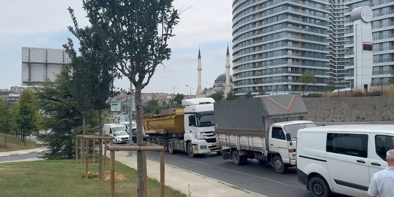 İstanbul - Bağcılar'da Otomobilin Çarptığı Kamyonet Devrildi: 3 Yaralı