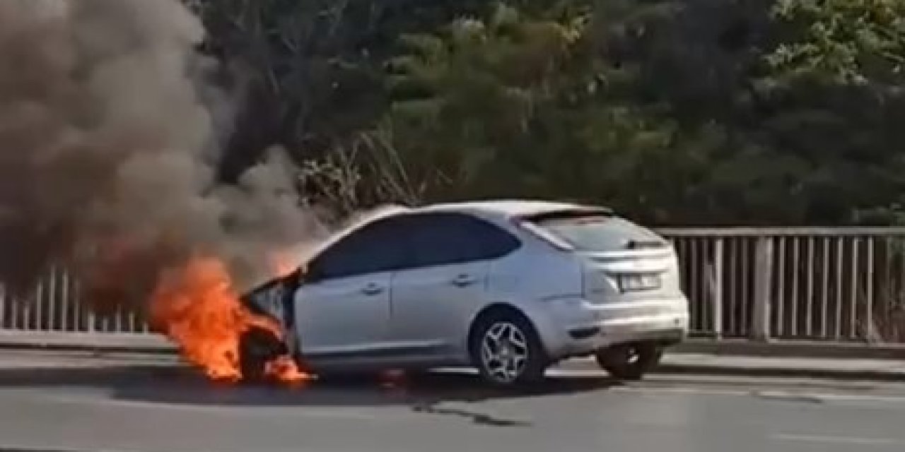 İstanbul-küçükçekmece'de Yanan Otomobile Beton Mikserinden Müdahale