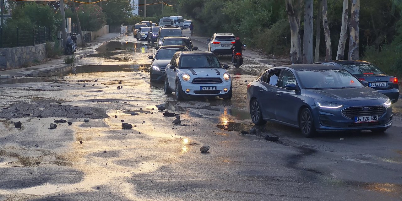 Bodrum'da Ana Su İsale Hattı Patladı; Sürücüler Güçlükle İlerledi