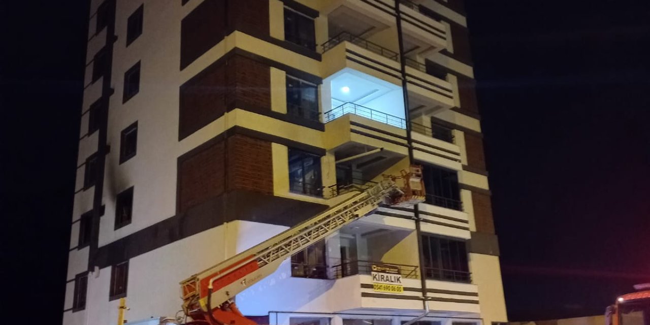 Oturduğu Evi Ateşe Verdi; Eşyaları Sokağa Attı