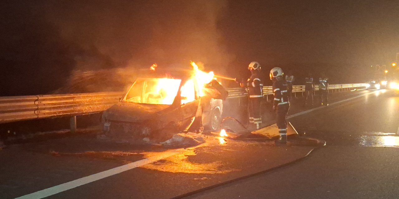 Kuzey Marmara Otoyolu'nda Hafif Ticari Araç Alev Alev Yandı