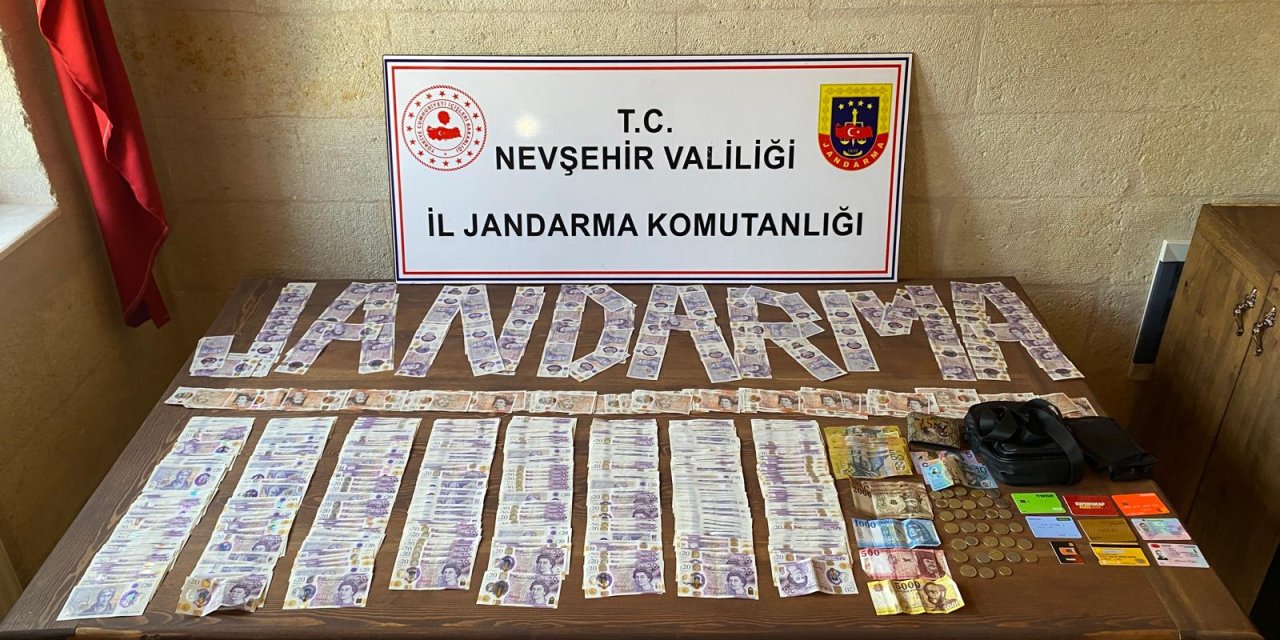 Nevşehir - Arnavutluk Vatandaşının Kafeteryada Unuttuğu Çantayı Çalan Güney Koreli 2 Turist Yakalandı; Hırsızlık Kamerada