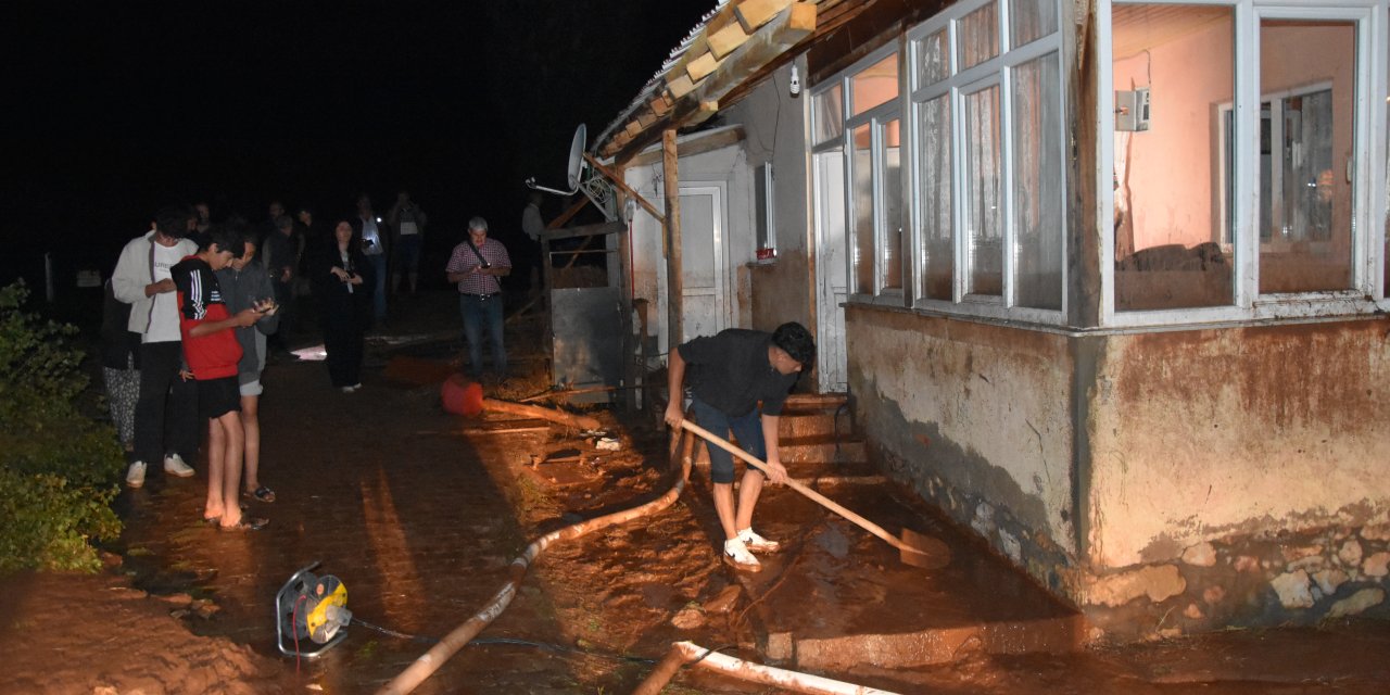 Sivasta Sağanak Sele Neden Oldu; Traktörler Sürüklendi, Evleri Su Bastı