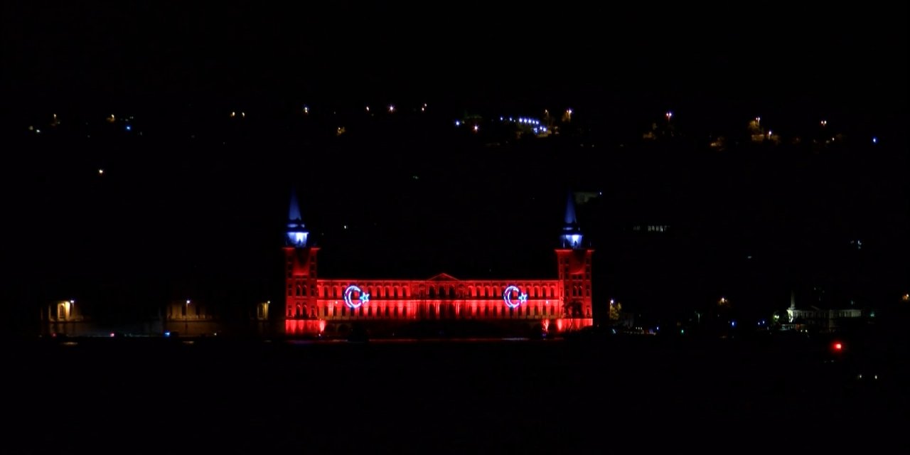 İstanbul Boğazı’nda Havai Fişek Gösterisi