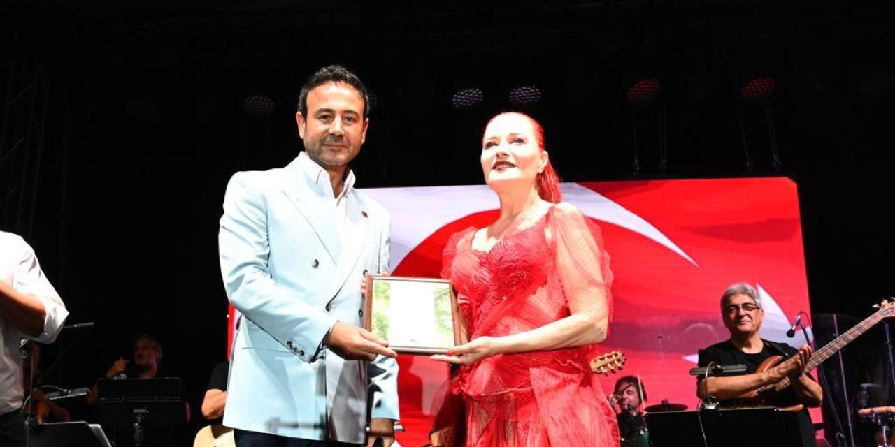 Beşiktaş'ta Zafer Coşkusu Candan Erçetin Konseri İle Kutlandı