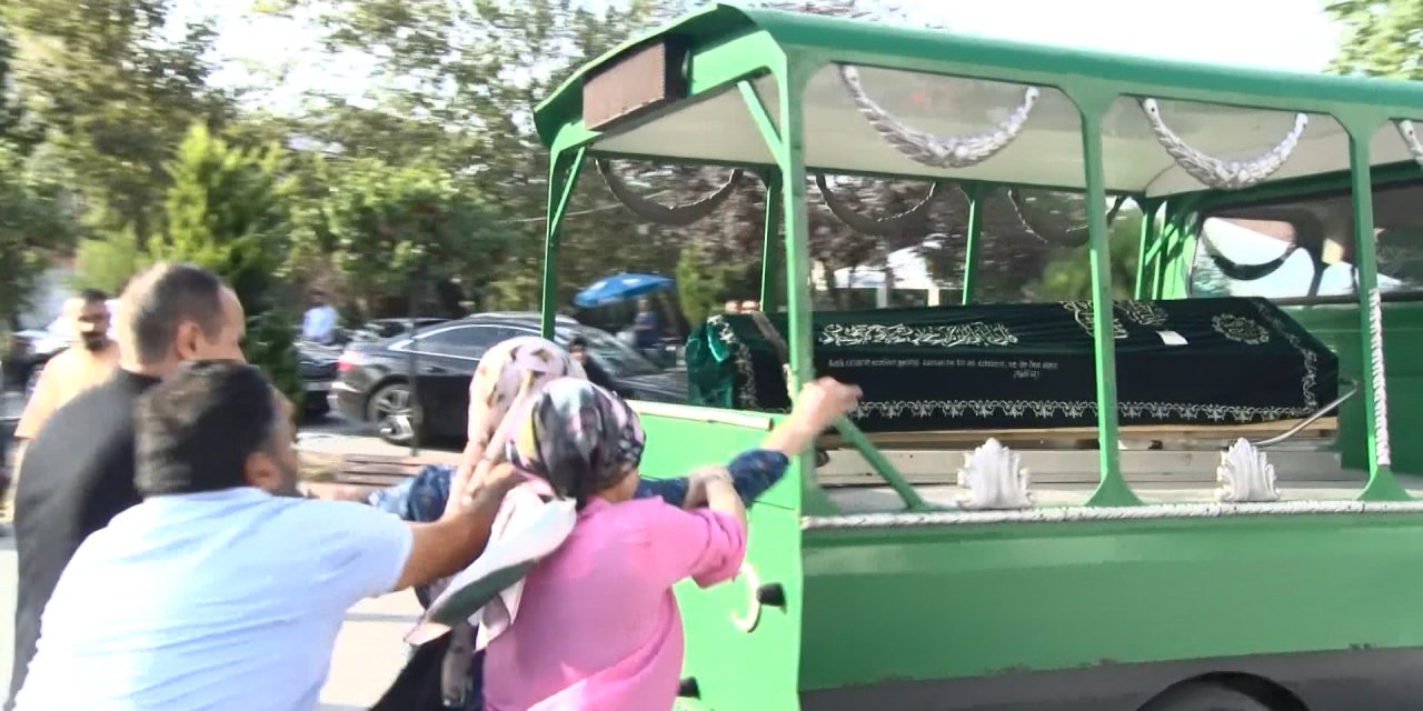 İstanbul-metrobüs Kazasında Ölen Ferhat Uçar'ın Cenazesi Toprağa Verildi