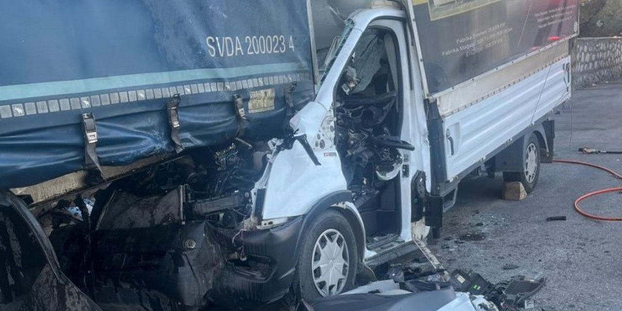 Çorum'da mobilya yüklü kamyonet, park halindeki TIR'a çarptı: 3 ölü