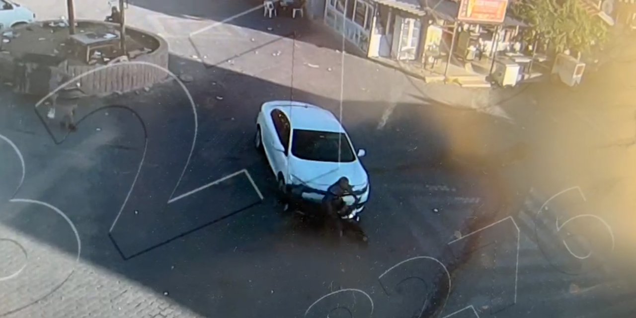 Otomobilin Çarptığı Motosikletlinin Ağır Yaralandığı Kaza Kamerada