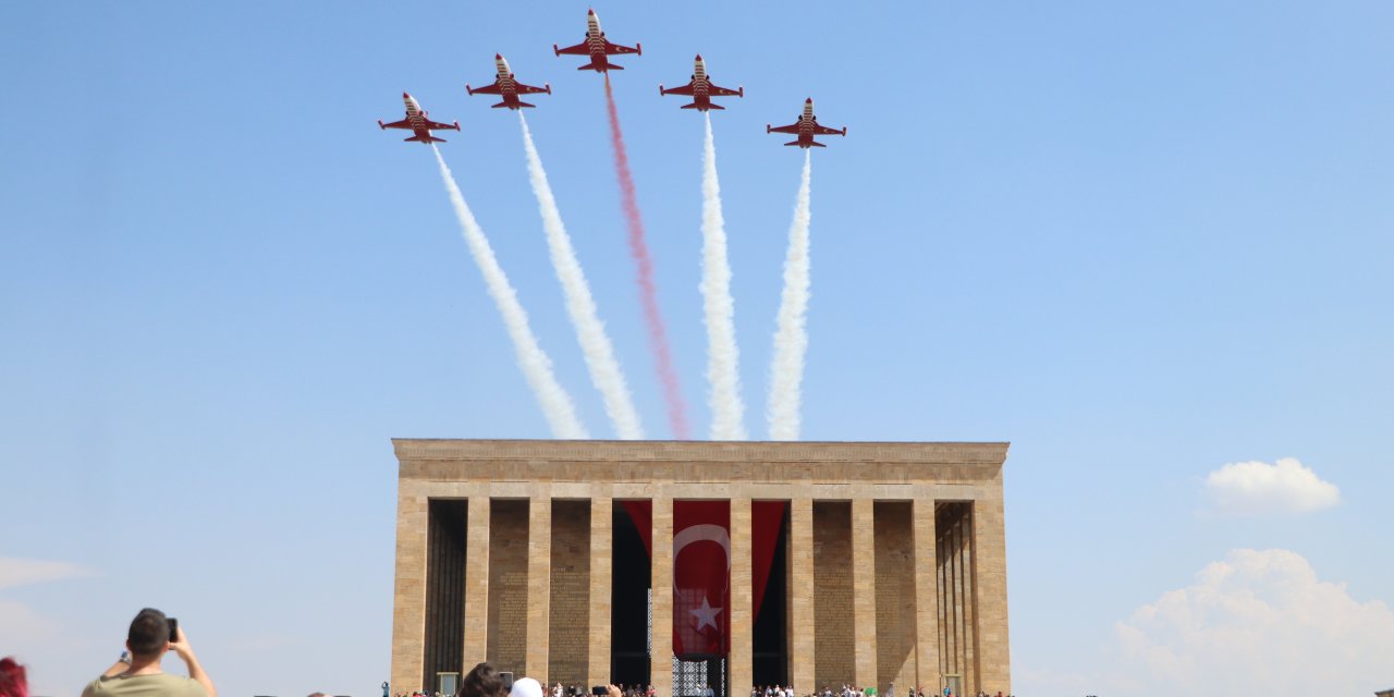 Türk Yıldızları'ndan Anıtkabir'de Saygı Uçuşu