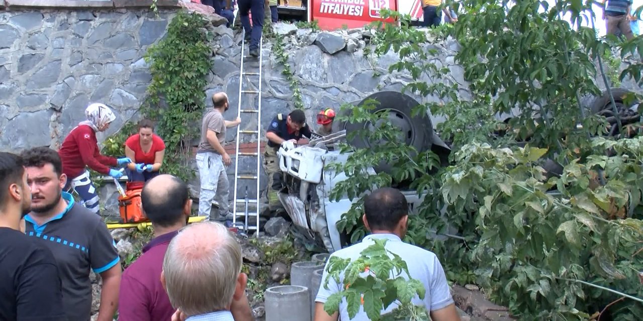 İstanbul - Başakşehir'de Kamyonet 5 Metre Yükseklikten Düştü; Şoför 1 Saatlik Çalışmayla Kurtarıldı