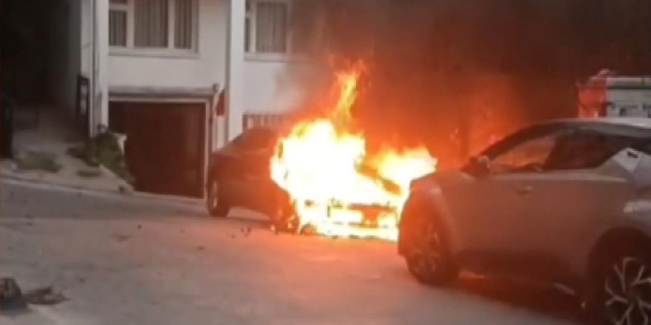 Beyoğlu'nda Park Halindeki Otomobil Alev Alev Yandı