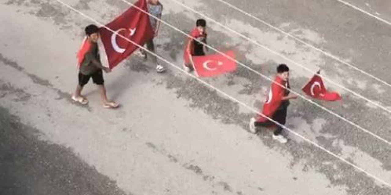 Tokat'ta 4 Çocuk Bayrak Açıp, Sokak Sokak Gezerek 'Şehit' Türküsü Söyledi; O Anlar Kamerada