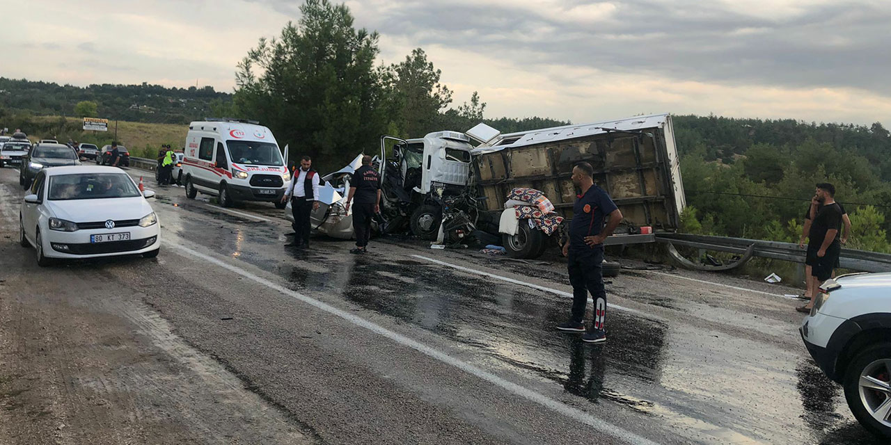 Osmaniye'de kamyonet ile otomobil çarpıştı; baba- kız öldü, anne- oğul yaralandı