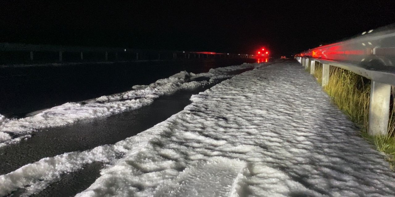 Ardahan'da Şiddetli Dolu; Karayolunu Beyaz Örtü Kapladı