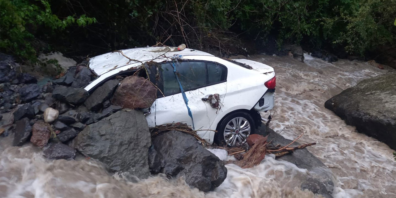 Artvin'de sel; park halindeki otomobil taşan derede sürüklendi