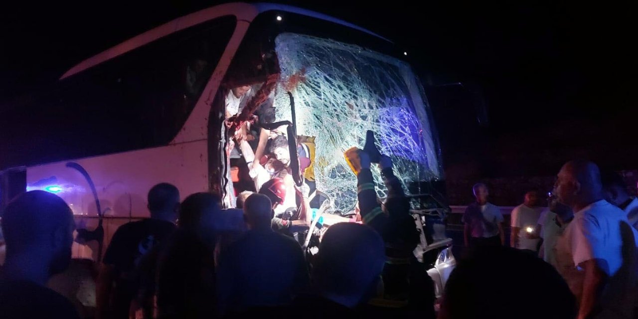 Yolcu Otobüsü, Önündeki Tır’a Çarptı: 15 Yaralı/ Fotoğraflar