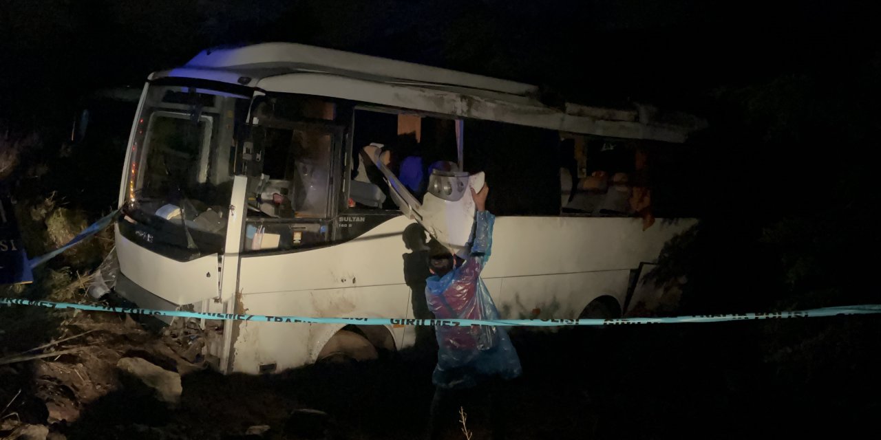 Eskişehir'de Polislerin Taşındığı Servis Midibüsü Yol Kenarına Düştü: 15 Yaralı