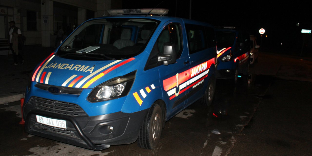 Balkonun Altında Sohbet Eden Gençlere Ateş Etti, Yakınları Tarafından Darbedildi: 1 Ölü, 2 Yaralı