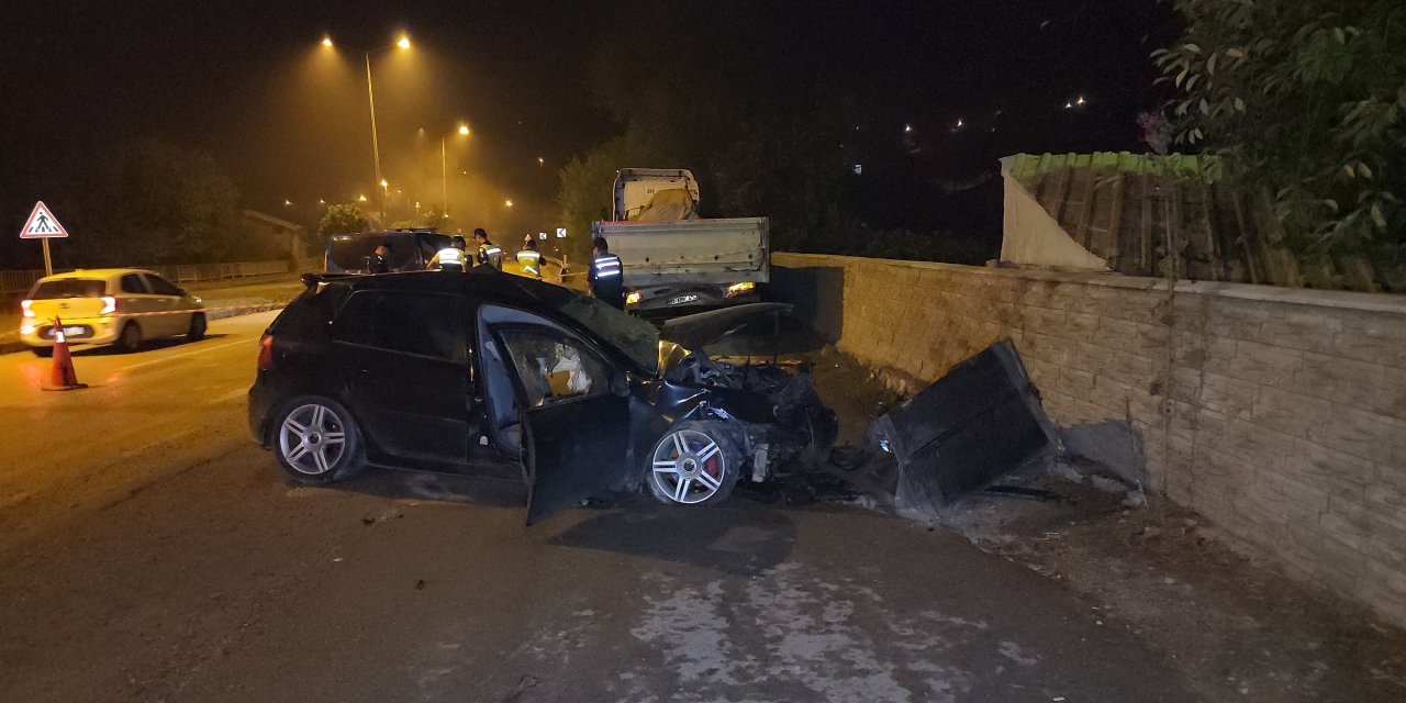 Park Halindeki Tır’a Çarpan Otomobilin Sürücüsü Hayatını Kaybetti