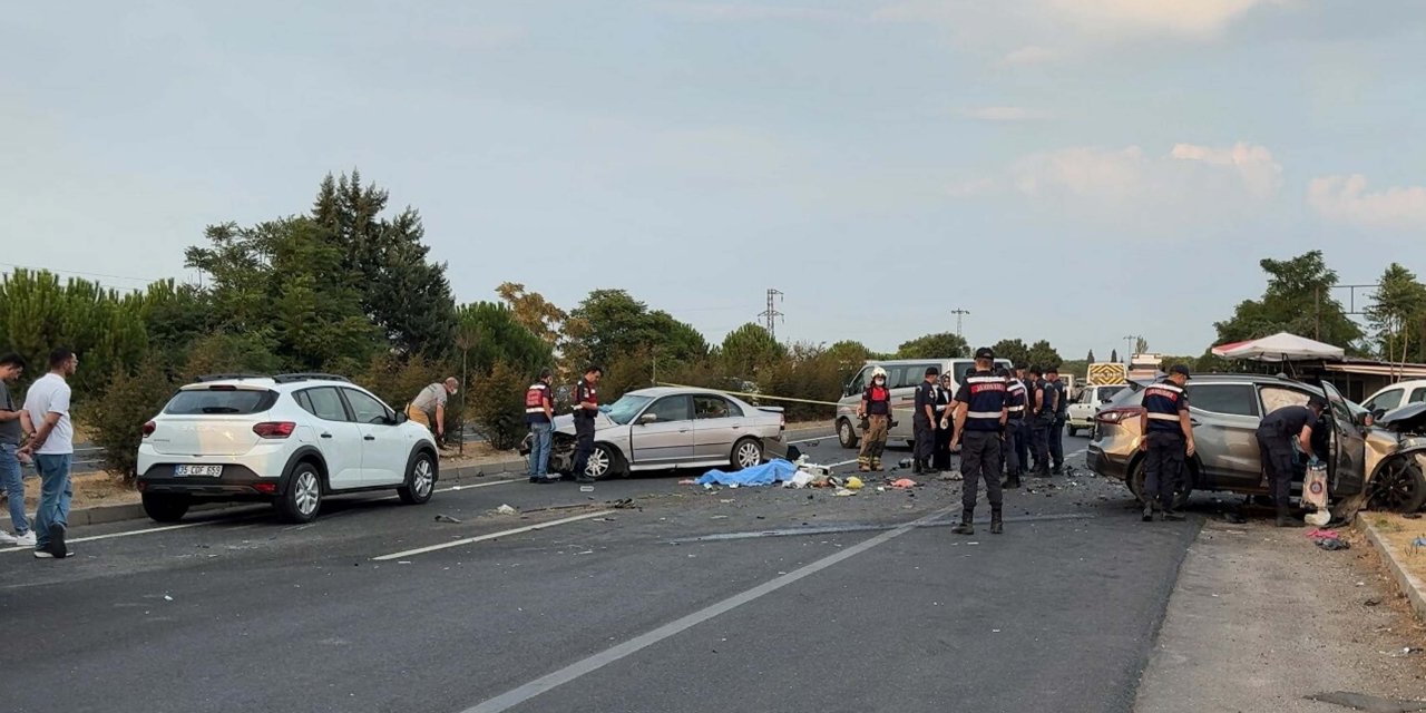 İzmir'de Karşı Şeride Geçen Otomobil, Başka Otomobile Çarptı: 2 Ölü, 3 Yaralı