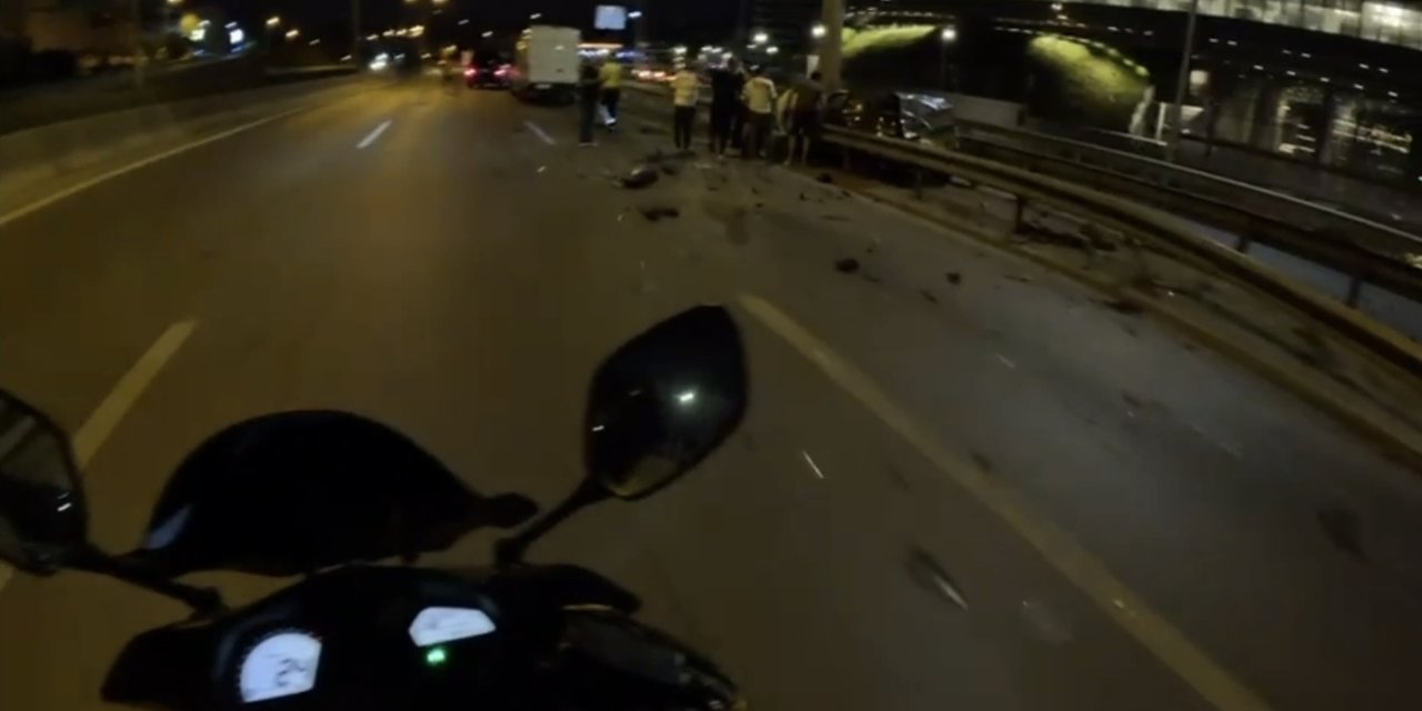 İstanbul - Pendik'te Otomobil Bariyerleri Aşarak Direğe Çarptı: 1 Yaralı