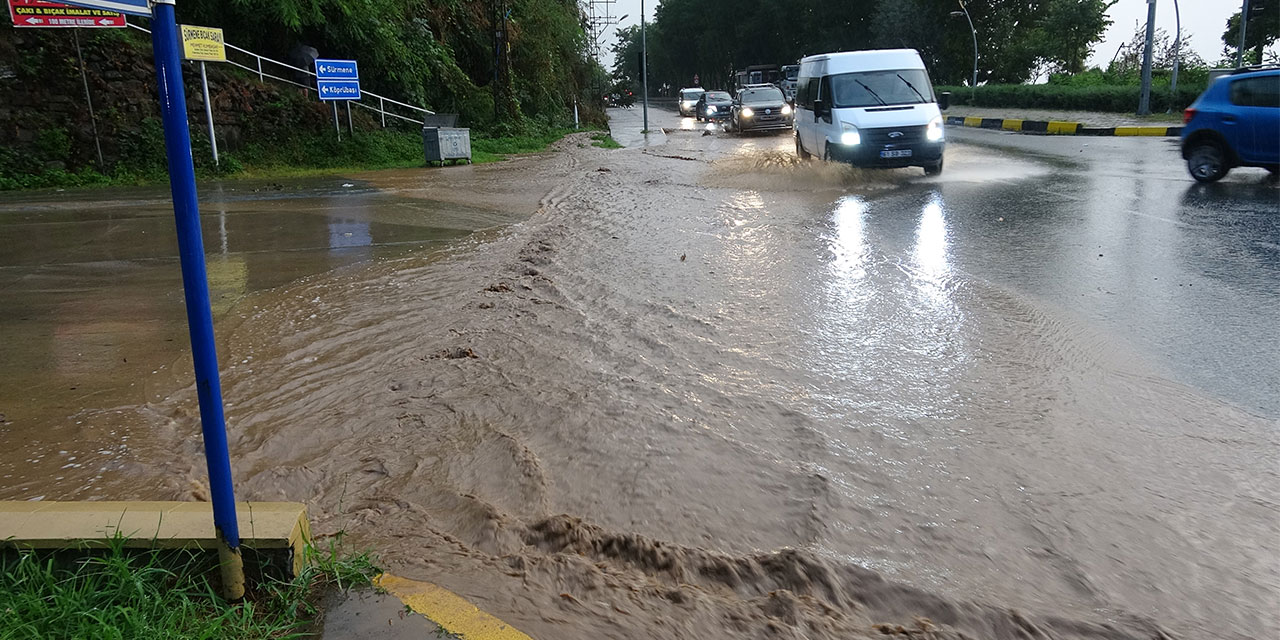 Sürmene'de sağanak; cadde ve sokaklar suyla doldu