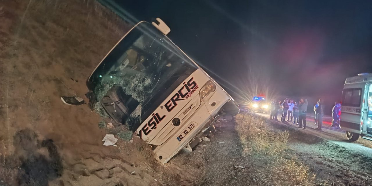 Sivas'ta Yolcu Otobüsü Devrildi: 24 Yaralı