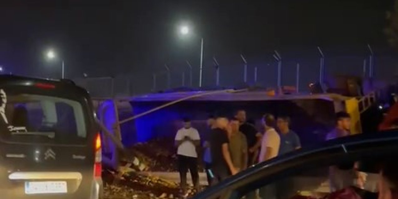 İstanbul - Sultangazi'de Hafriyat Kamyonu Karşı Şeride Geçerek Devrildi