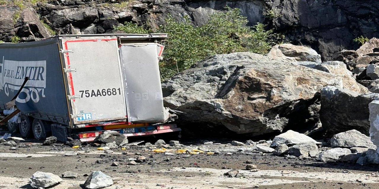 Artvin’de heyelan; kayaların isabet ettiği 2 TIR’da hasar