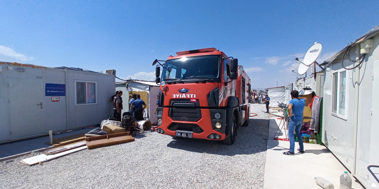 Malatya'da Depremzelerin Yaşadığı 2 Konteyner Yandı