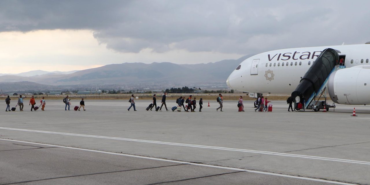 Bomba İhbarı Asılsız Çıkan Hindistan Uçağındaki Yolcular, Yeni Bir Uçakla Frankfurt'a Uçtu (2)