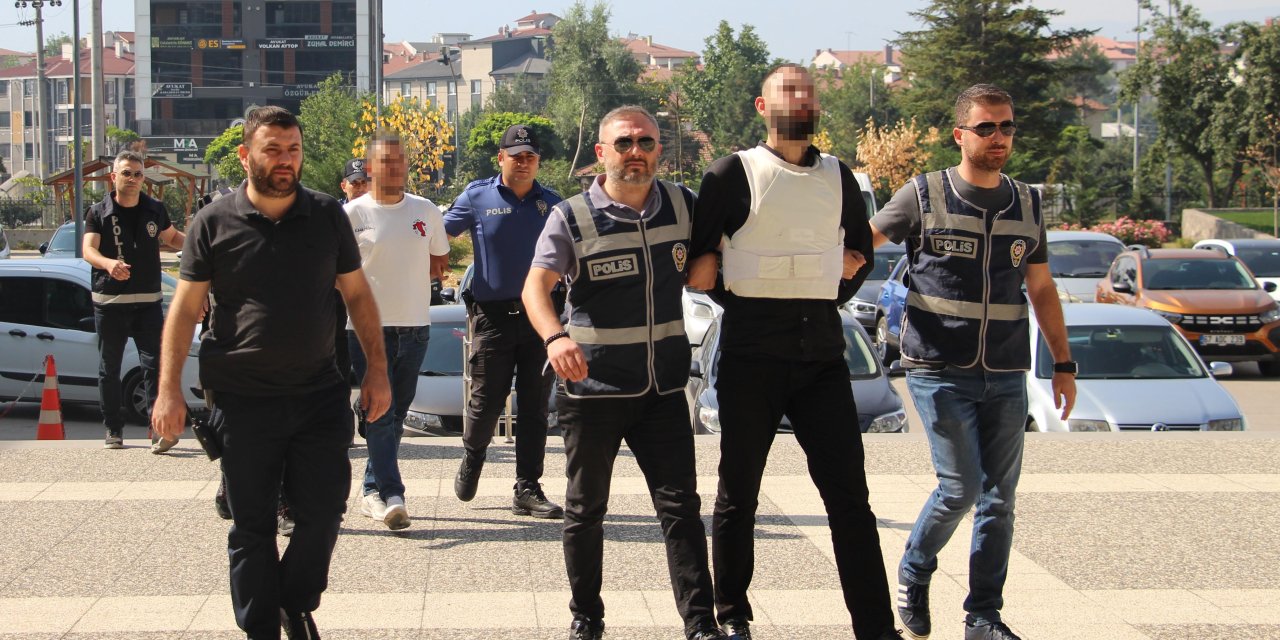 Bolu'da 3 Kişinin Yaralandığı Silahlı Kavgada, 5 Şüpheli Adliyede