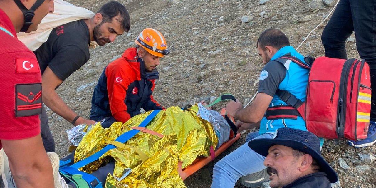 Erzincan'da Dağlık Alana Zorunlu İniş Yapan Yamaç Paraşütçüsü 7 Saatte Kurtarıldı