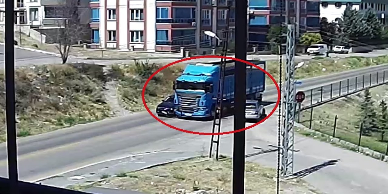 Ankara'da Tır İle 2 Otomobilin Çarpıştığı Kaza Kamerada